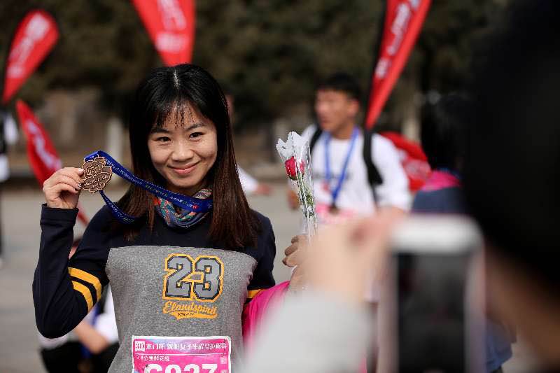 首届沈阳女子马拉松鸣枪开赛 为公益助跑